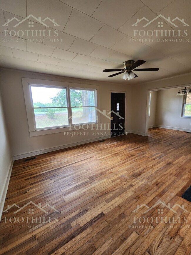 Building Photo - Beautiful 3 Bedroom Home on a Large Lot!