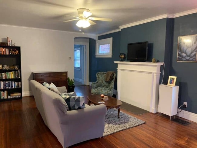 Living Room (facing primary bedroom) - 1617 Richmond Ave