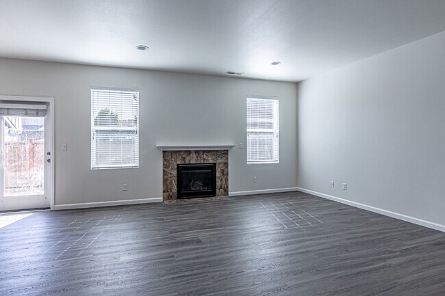 Foto del edificio - Amazing 4 bedroom home in Stewart Crossing!