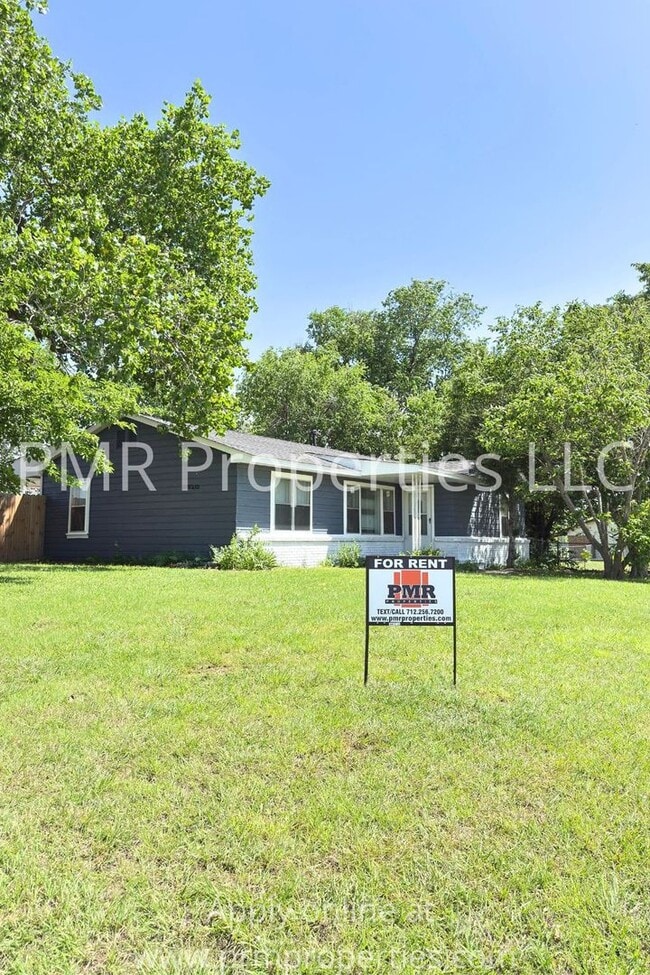 Building Photo - 4 Bedrooms / 2.5 Bathrooms House