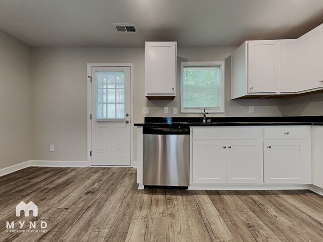 Foto del edificio - 153 McKinnon Ave NE