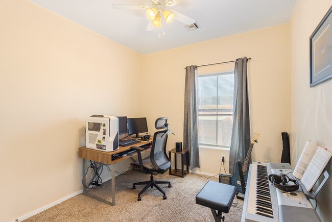 Building Photo - Spacious TOWNHOME