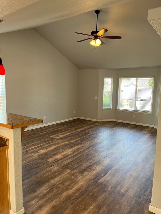 Building Photo - 3 Bedroom 2 Bathroom Home in the South Sub...