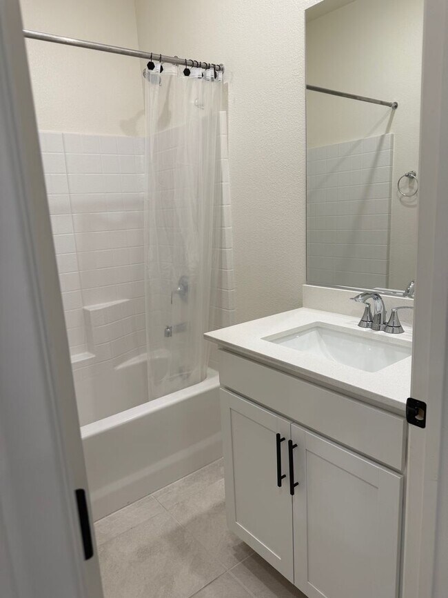 Building Photo - Spacious Home in Belcarra