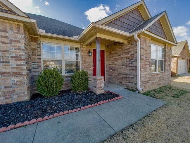 Building Photo - 304 E Laurel Ave