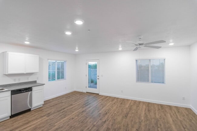 Building Photo - $999 BASE RENT! Gorgeous 2-Story Premier T...