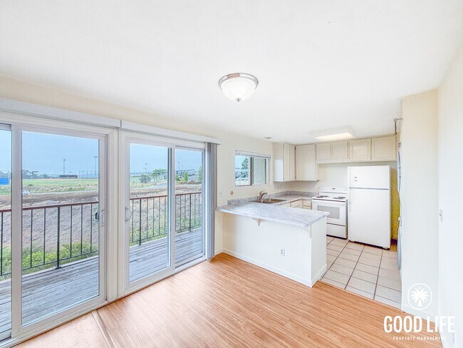 Foto del edificio - 2BD/1BA Condo in Clairemont with Balcony, In-Unit Laundry & Reserved Parking