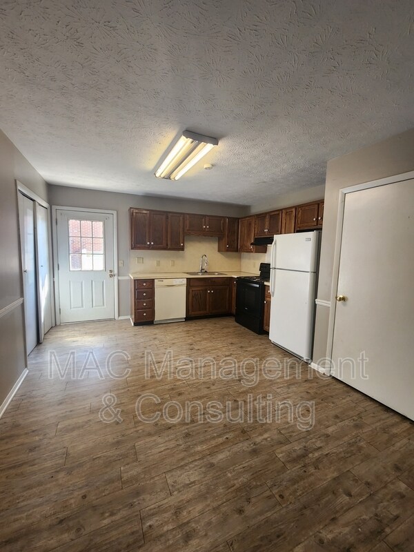 Foto del edificio - 155 E Jere Whitson Rd