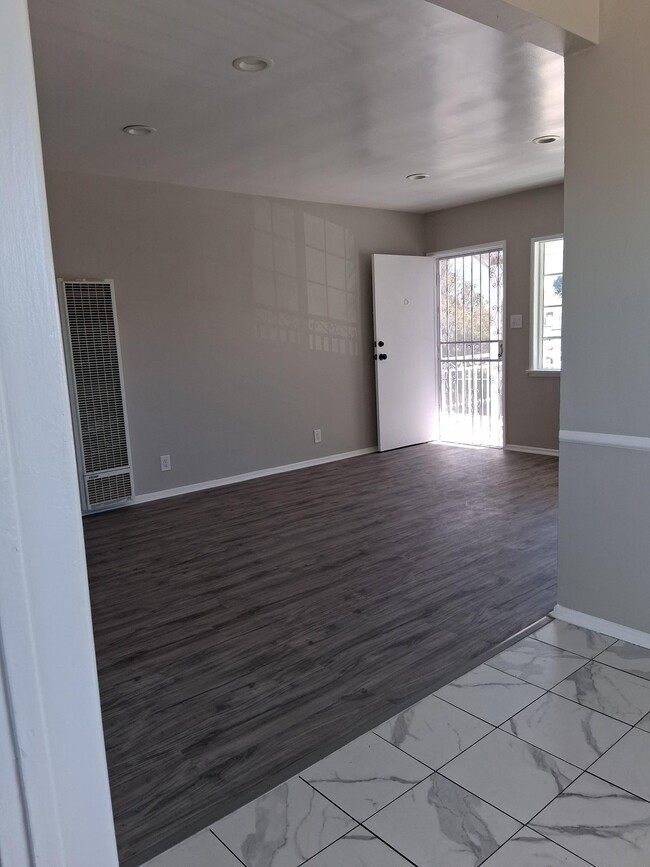 Building Photo - 1421 W 84th Pl