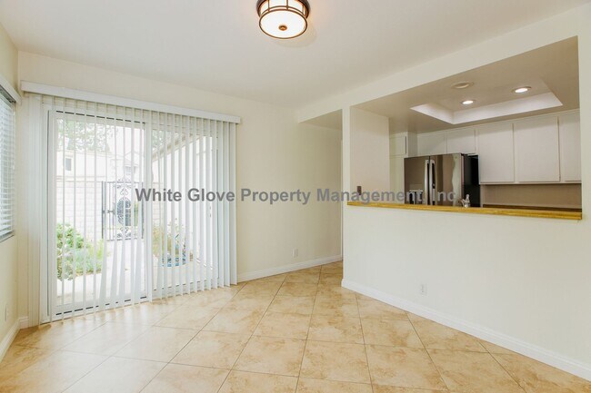 Foto del edificio - Spacious 2 bedroom Home with Vaulted Ceilings, City Lights Views & Attached 2-Car Garage