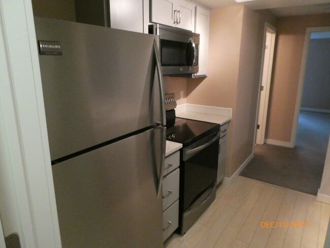 Building Photo - New Remodeled 1 Bed 1 Bath Condo Across fr...