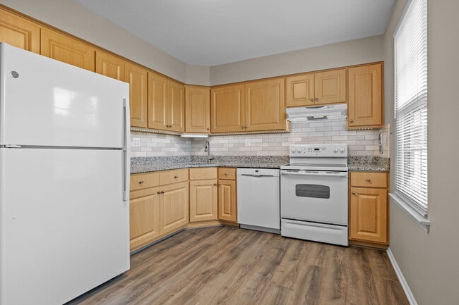 Building Photo - 560 Thrush Ct