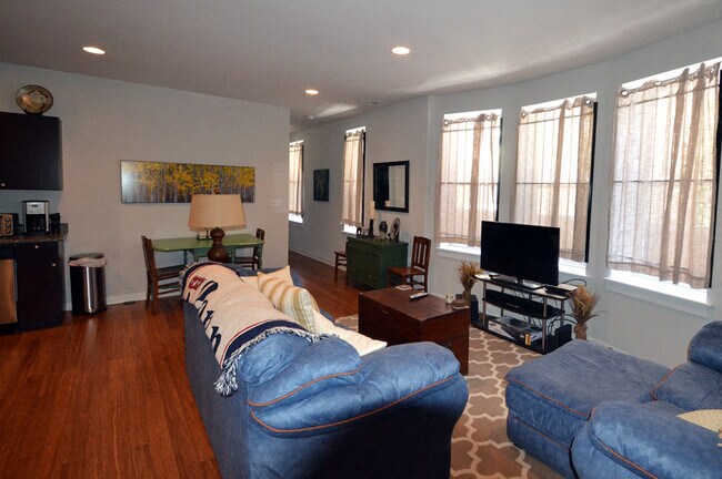 4031 Sala de estar de abeto 1 - 4031 Spruce St