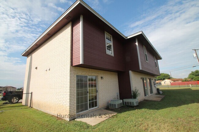 Foto del edificio - 1710 Spring Rose Cir