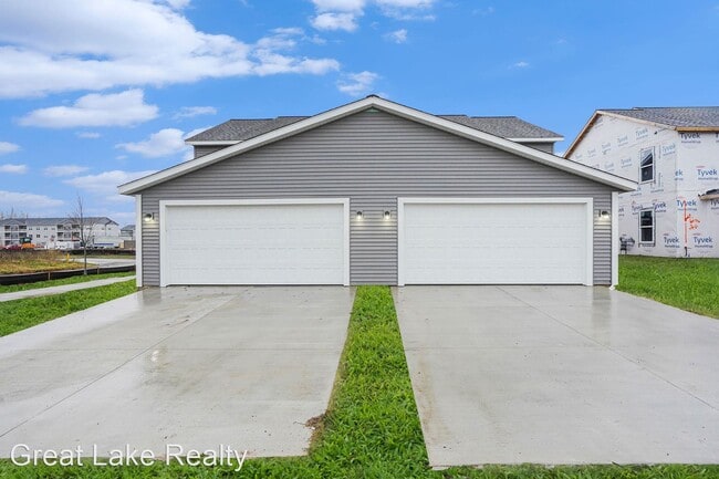 Building Photo - 4 br, 2.5 bath House - 870 Main
