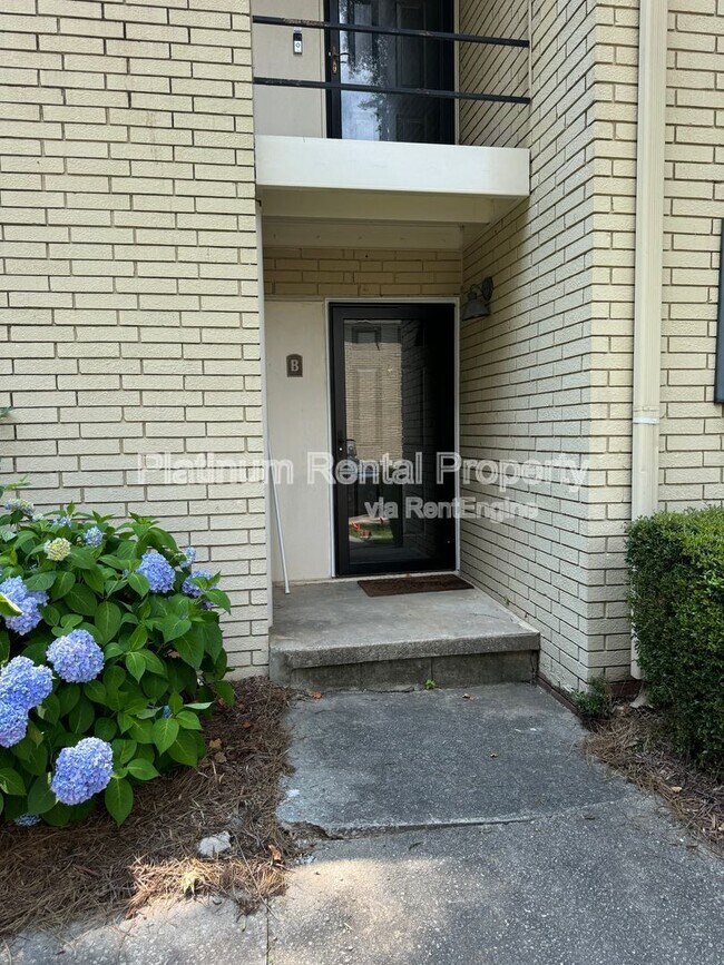 Foto del edificio - 311 Peachtree Hills Ave NE