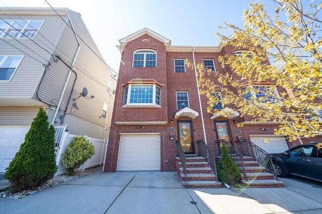 Building Photo - 233 Laidlaw Ave