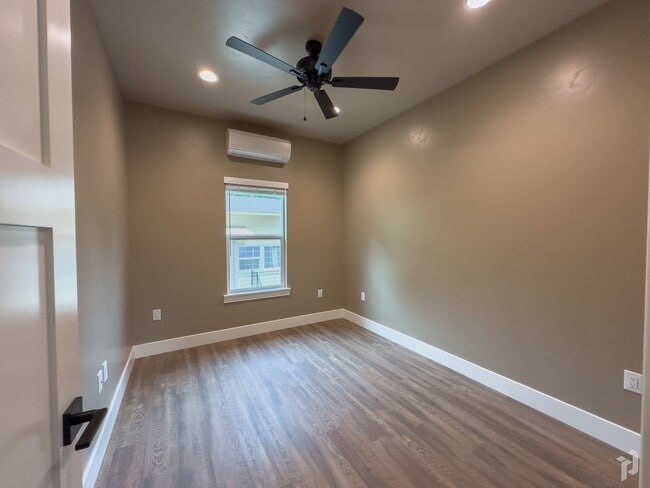 Building Photo - 555 E 4th St