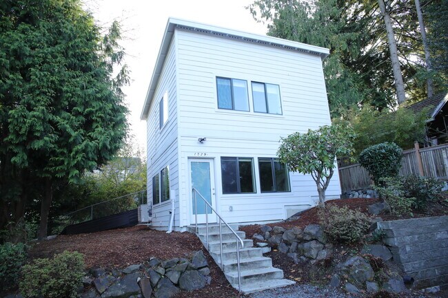 Building Photo - 1529 NE 92nd St