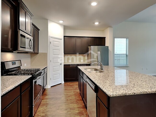 Foto del edificio - 6012 Gerard Dr