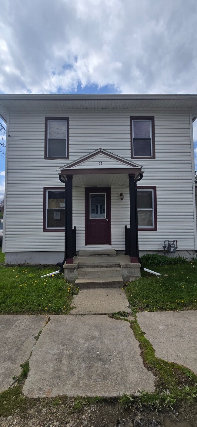 Building Photo - 12 S Elm St