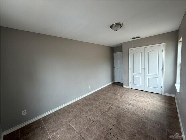 Foto del edificio - 12 E Schunior St