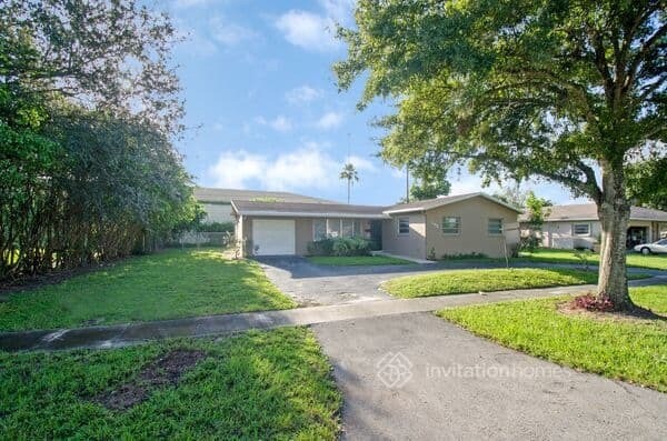 Primary Photo - 142 SW 52nd Ave