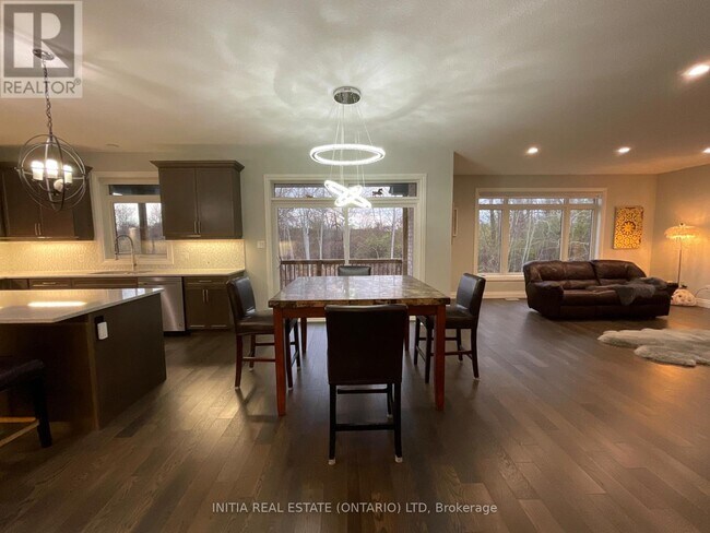 Building Photo - 1295 Dyer Cres