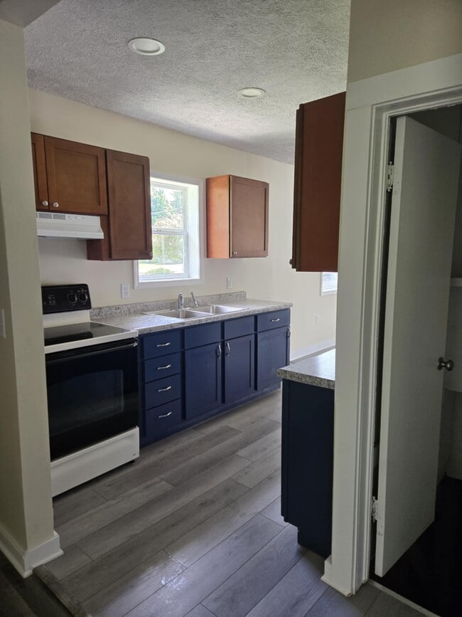 Kitchen entrance from bedrooms - 826 Clayton St