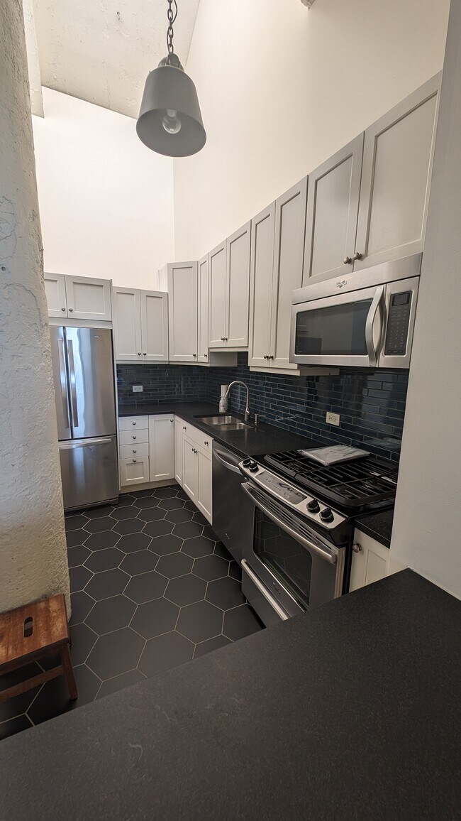 Kitchen w/stainless steel appliance. Gas range. - 1800 W Roscoe St