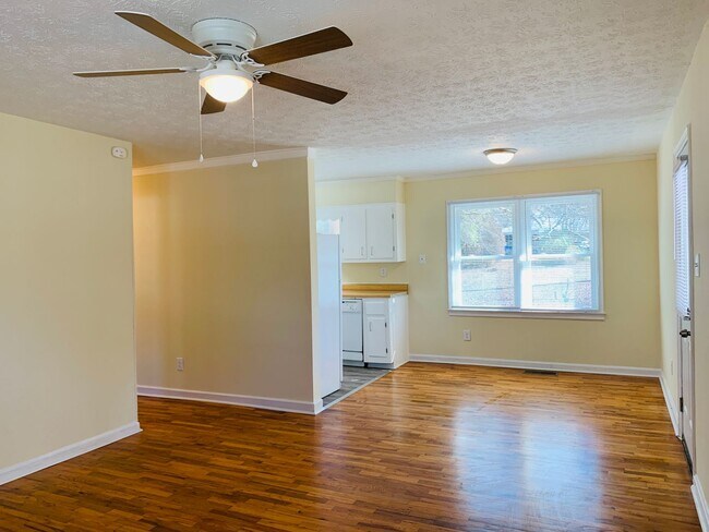 Building Photo - Beautiful 3 bedroom 1 bathroom home close to Downtown Newnan! Must see!