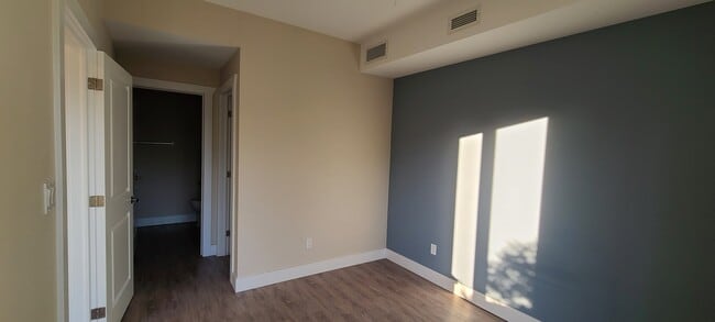 Building Photo - 550 Sandison St