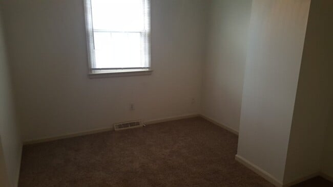 Building Photo - 3 Bedroom Townhouse Near Peaks View Park