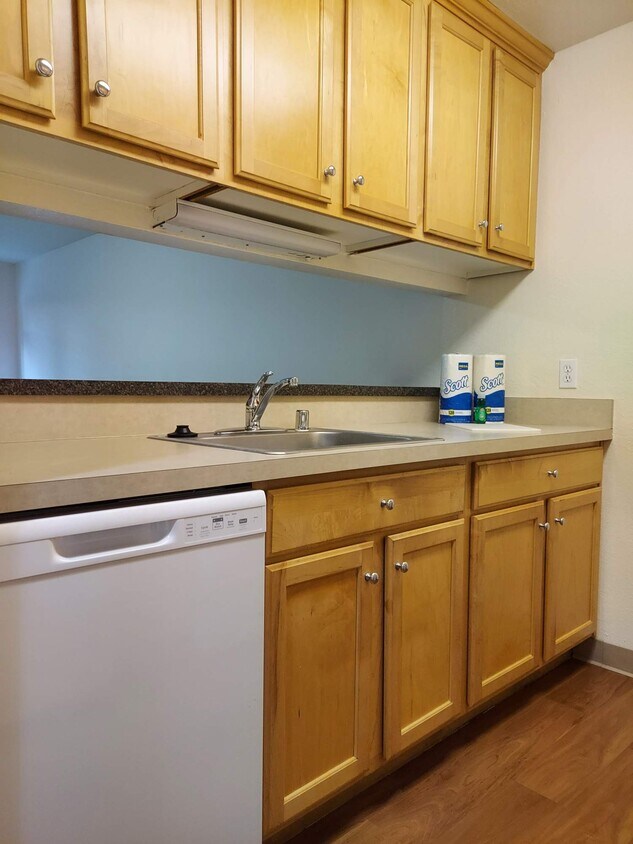 #103 Cocina con barra desayunadora - Pinehurst Apartments