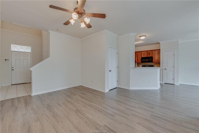 Building Photo - 1425 W Villa Maria Rd