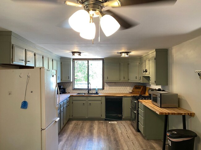 Foto del edificio - 361 Wingate Ave