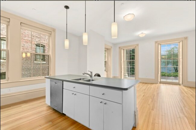 Building Photo - 10 Linwood Sq
