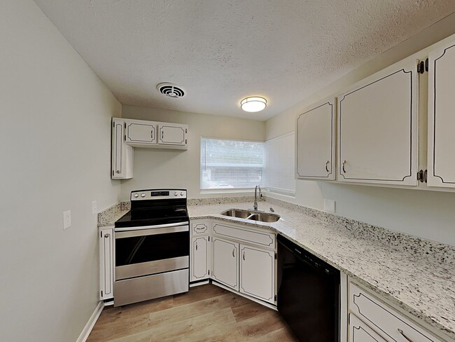 Building Photo - Updated 3 Bed, 2 Bath Home with Fenced Yard & Sunroom in Jacksonville, FL