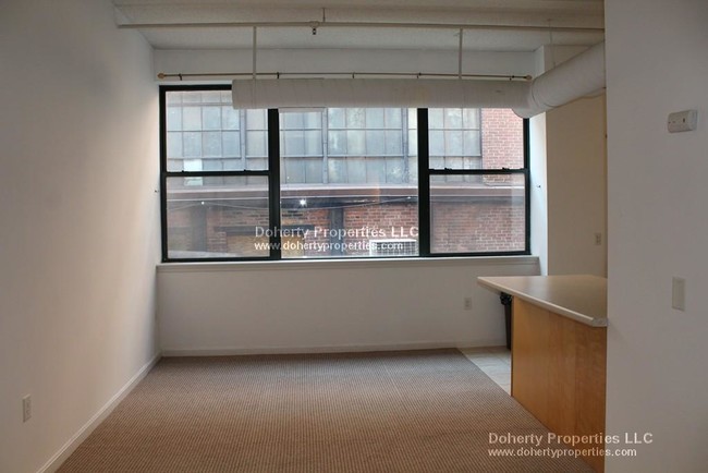 Building Photo - 1 Bed Condo: Prime Downtown Location!!