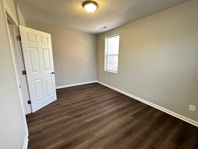 Building Photo - SE Duplex