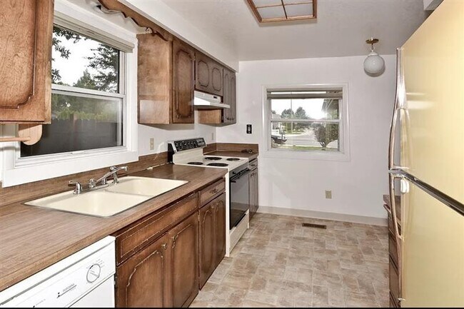 Building Photo - Conveniently located near HP and a short d...