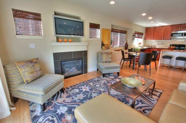 Building Photo - 3 bedroom in Seattle WA 98105