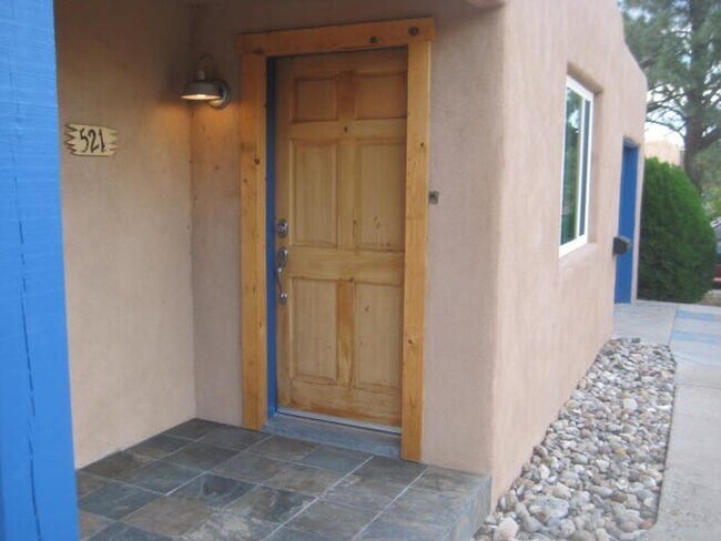 Building Photo - 521 Valverde Dr SE