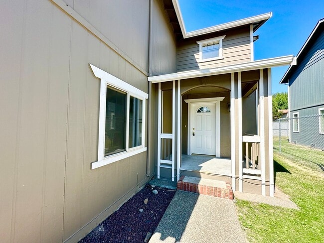 Building Photo - 2103 Yellowstone St