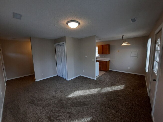 Foto del edificio - Pet Friendly, no weight/breed restrictions! Detached Garage!
