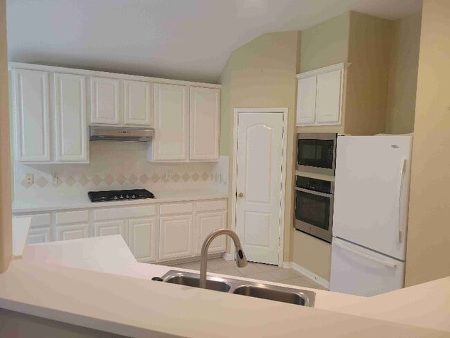 Building Photo - 3806 Lake View Dr