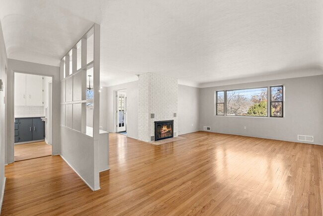 Building Photo - Fully Remodeled Charmer!