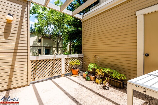 Foto del edificio - Beautiful Townhouse | Desirable Location