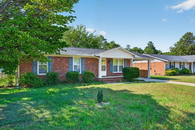 Foto del edificio - "Charming 3-Bed Home with Gleaming Hardwood Floors in Hope Mills!"