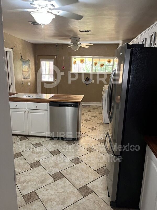 Building Photo - 3500 Calle Del Sol NE